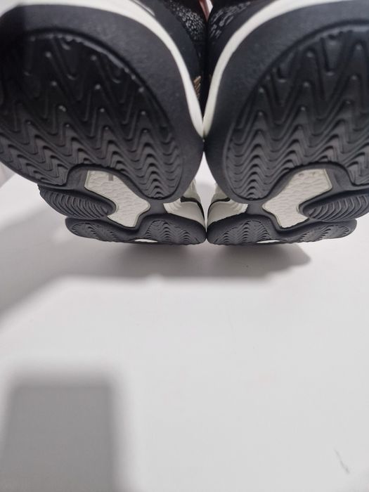 Продам кроссовки