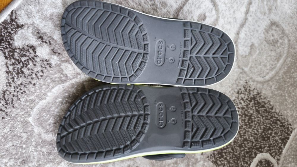 Slapi Crocs măr.37 cu accesorii