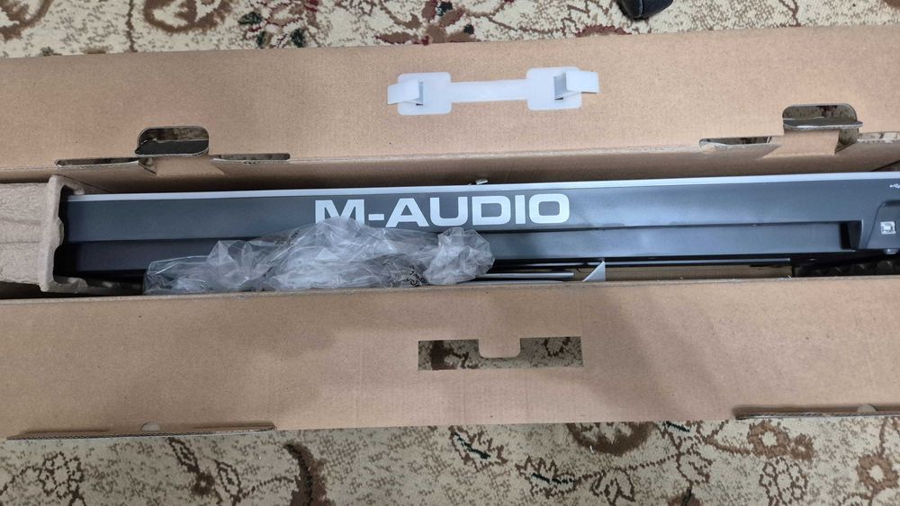 Продам миди клавиатуру m-audio