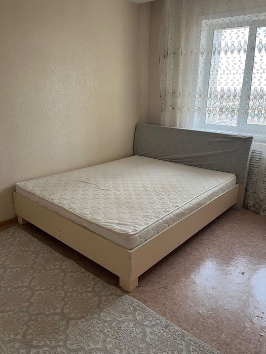 Двуспальная кровать с матрасом