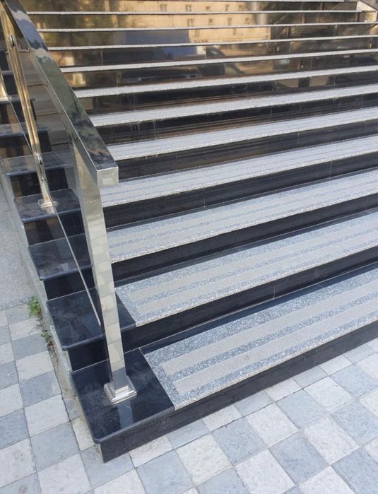 Травертин , гранит .