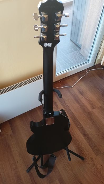 Чисто нова електрическа китара