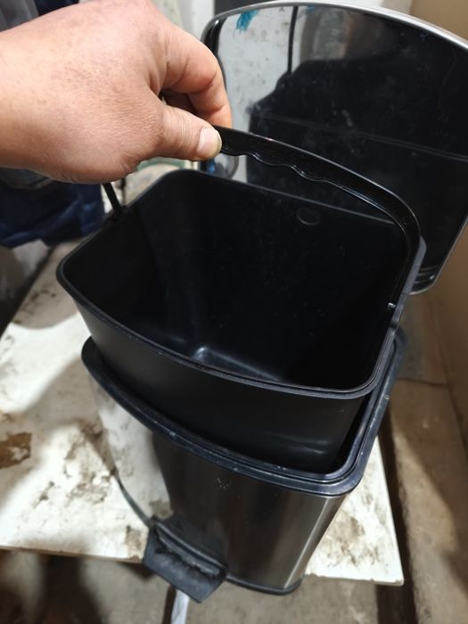 Продаются мусорные ведра 2 шт