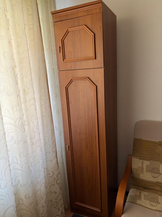 Vand mobilier din lemn