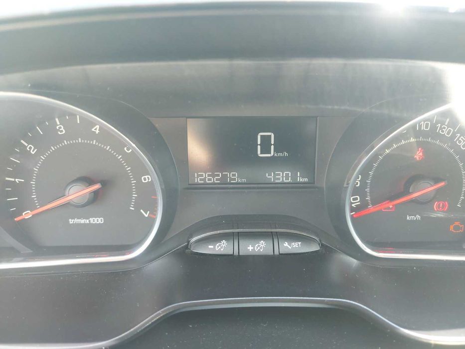 Peugeot 208 1.2 бензин 82к.с  2013г.