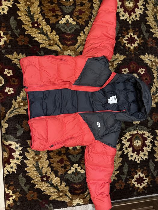 Geaca Nike rosie de primavara Stormfit