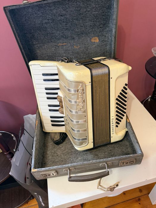 Продавам акорден Hohner бял седеф