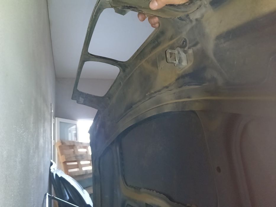 Продам капот на БМВ Е38