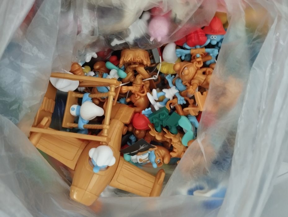 Играчки от яйца и много други разнообразни малки играчки