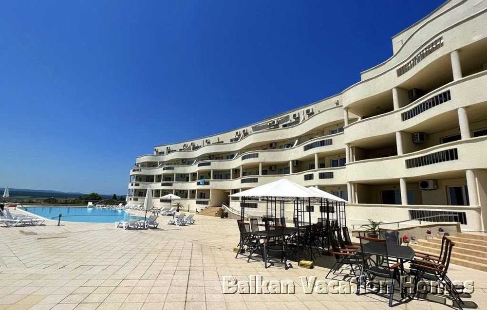 Тристаен апартамент в затворен комплекс в Бяла