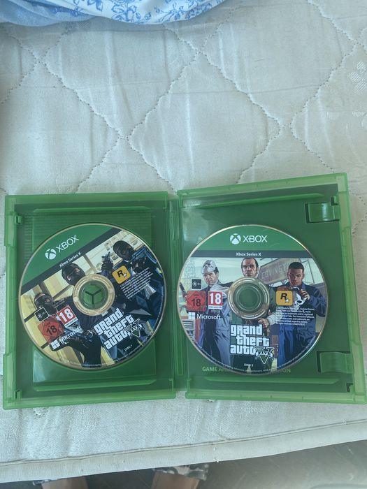 Vand 2 jocuri pentru Xbox Series X