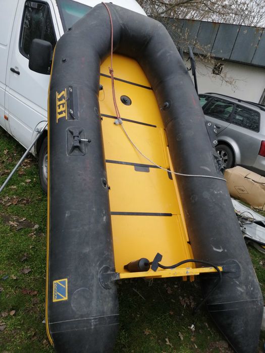 Продавам надуваема лодка ZODIAK 3 метра.