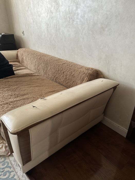 Диван, большой, с дефектами