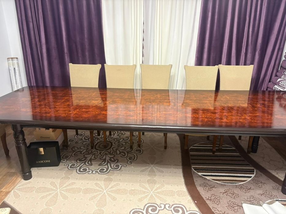 Стол продается без стульев