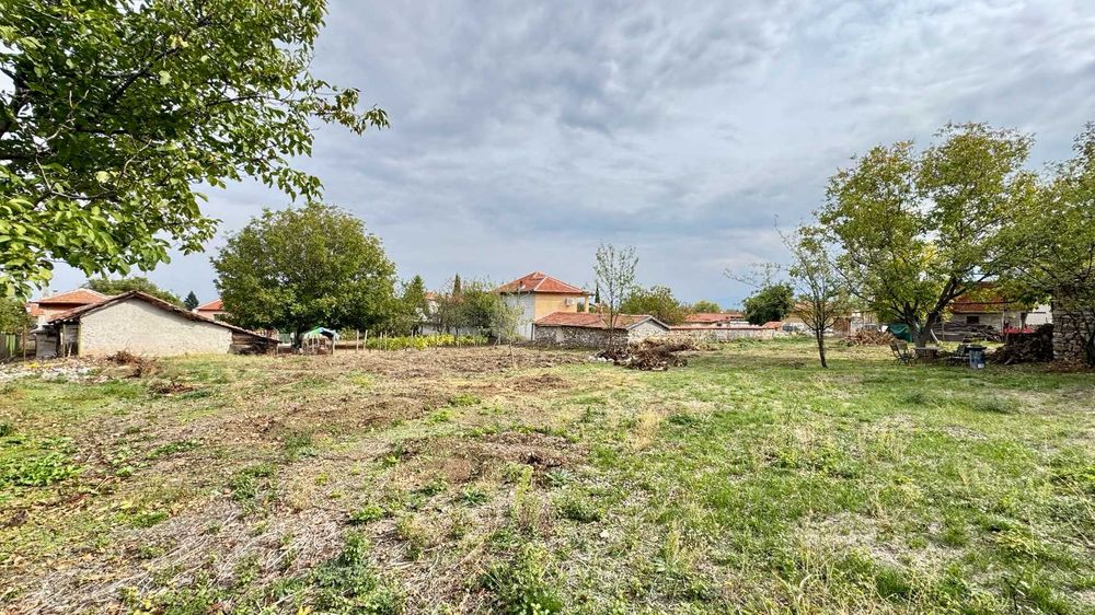 Голям парцел 1963 кв.м. със започната масивна къща – с. Червен