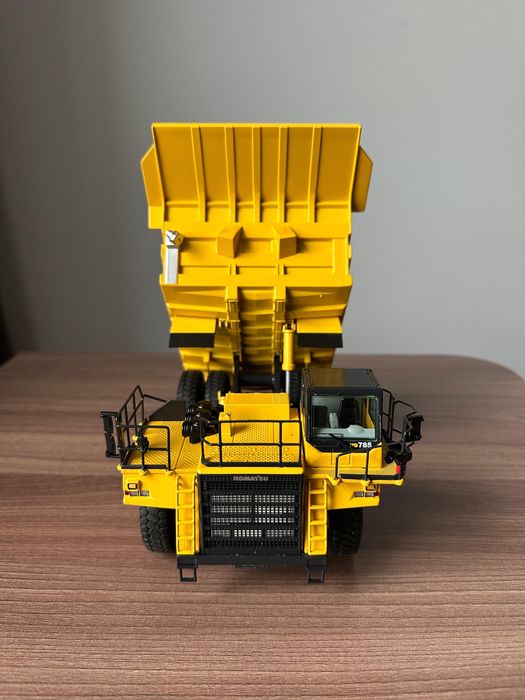 Сувенирная модель Komatsu HD785-7
