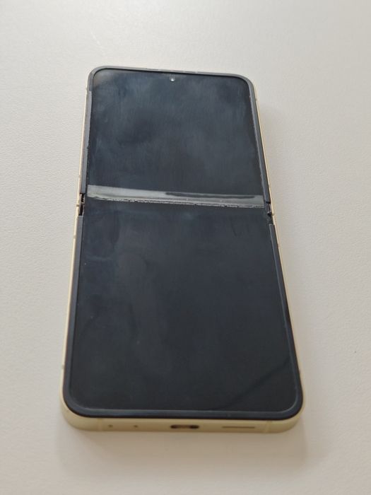 Samsung Galaxy Z Flip 6 galben, functioneaza, 227 cicluri baterie