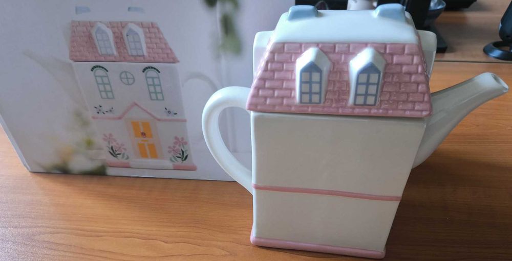 Чайник-къщичка - Pastel house shaped teapot, Charly Wilde