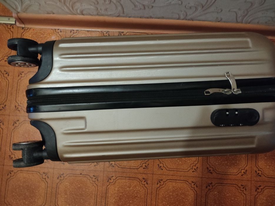 Продам дорожный чемодан