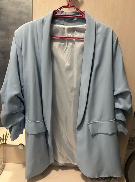 Светлосиньо сако с набрани ръкави