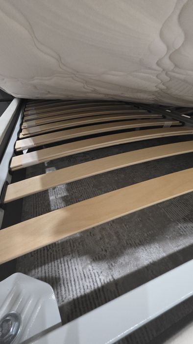 Кровать с матрасом 180х200