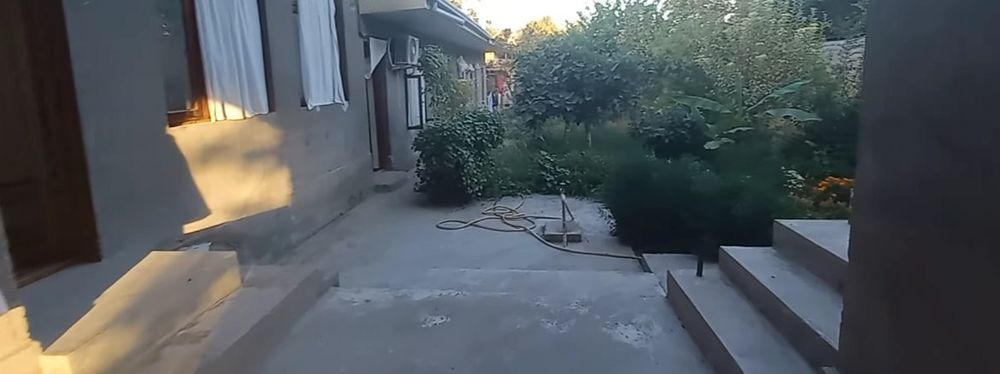 Uy sotiladi 200000$ kelishiladi...