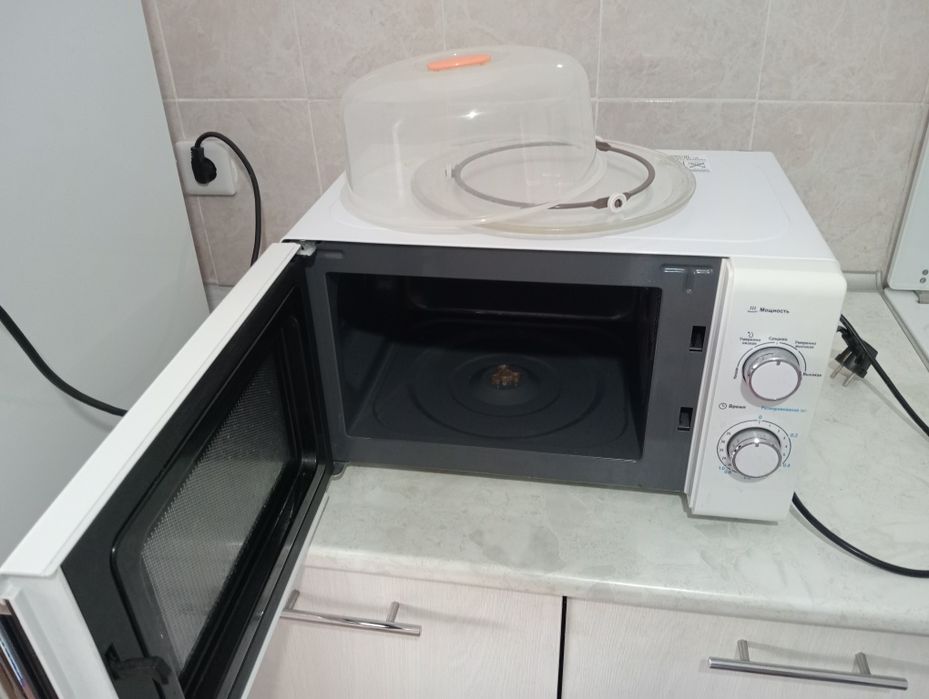Микроволновые печь Midea MM720CPO-S