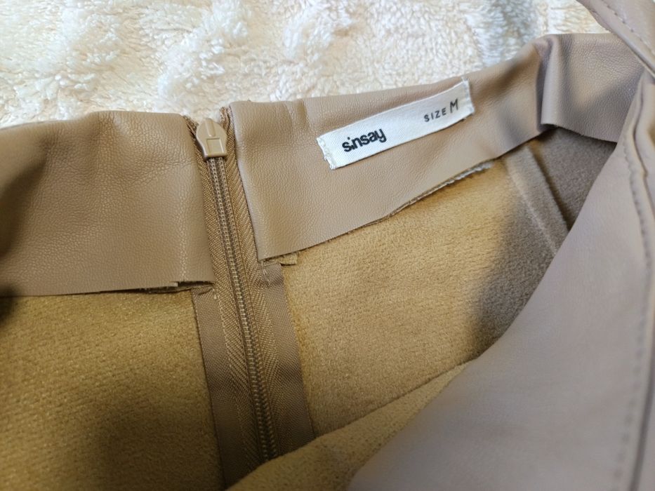 Vând fustă imitație piele