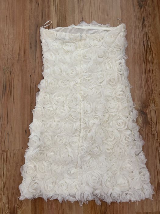Бяла рокля с 3D рози