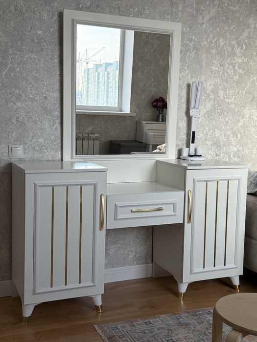 Туалетный стол, тумбочки, оттоманка (банкетка)