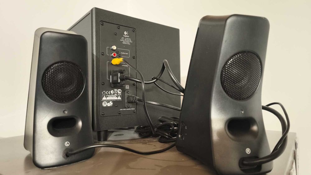 Boxe Serioux: sistem 2.0, lemn, 6W NOI -- Tellur: plastic, 10W Second