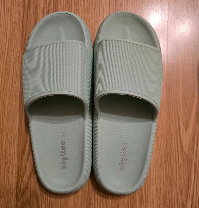 Șlapi  pentru plajă sau casă