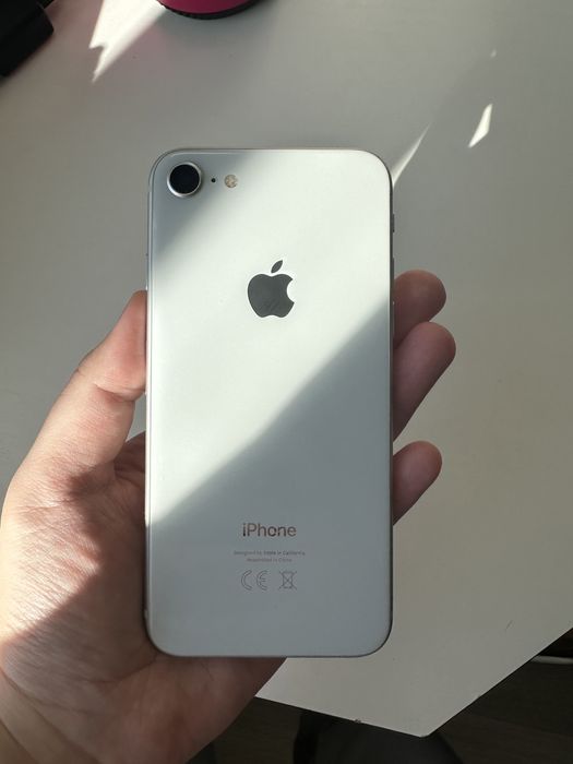 Продам iPhone 8