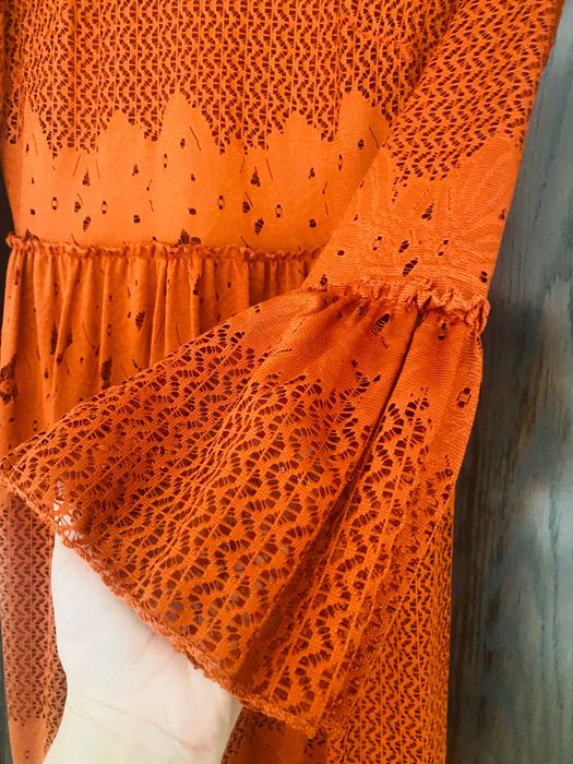 Rochie deosebită cu mâneci clopot