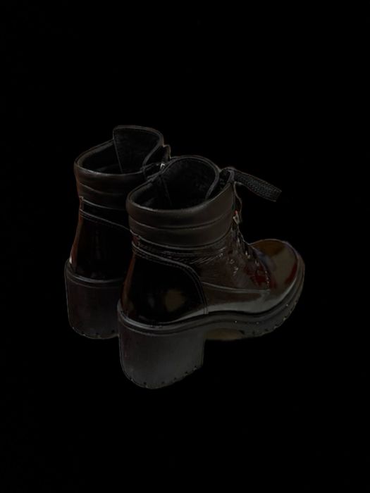 Стилни дамски боти от естествена кожa