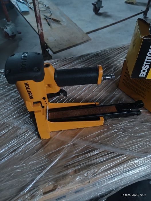 Pistol pneumatic cu capse