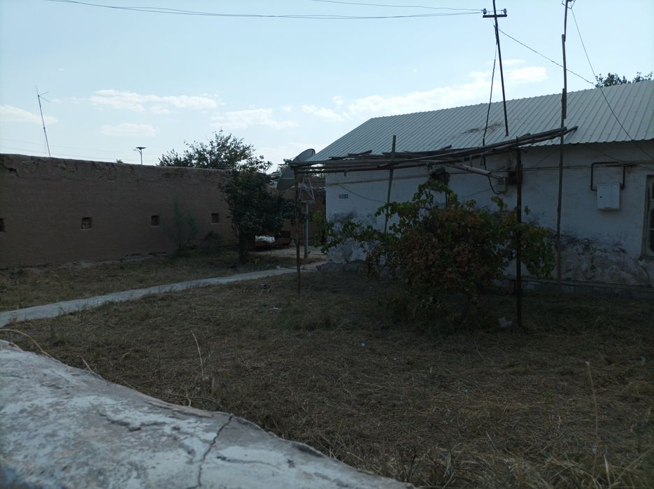 Qorovulbozor shaxardan uy sotiladi 8 sotixli