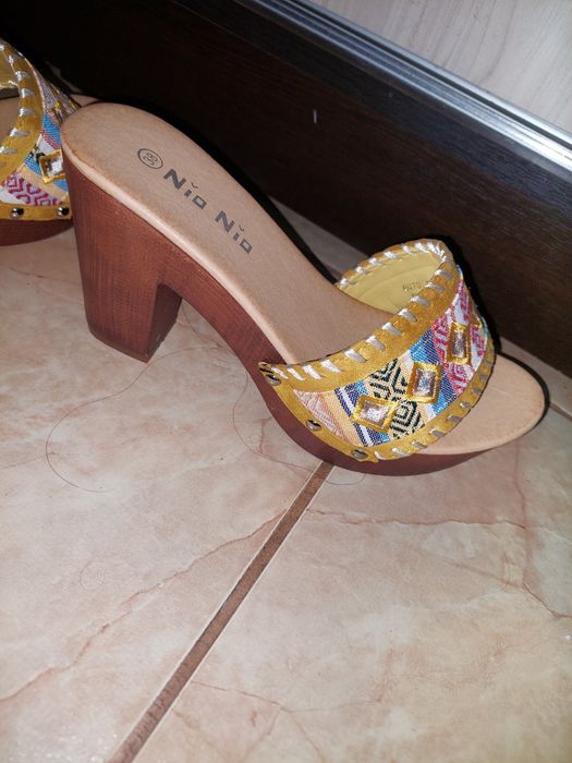 дамски чехли Nio Nio с дървен ток и бродирана каишка
