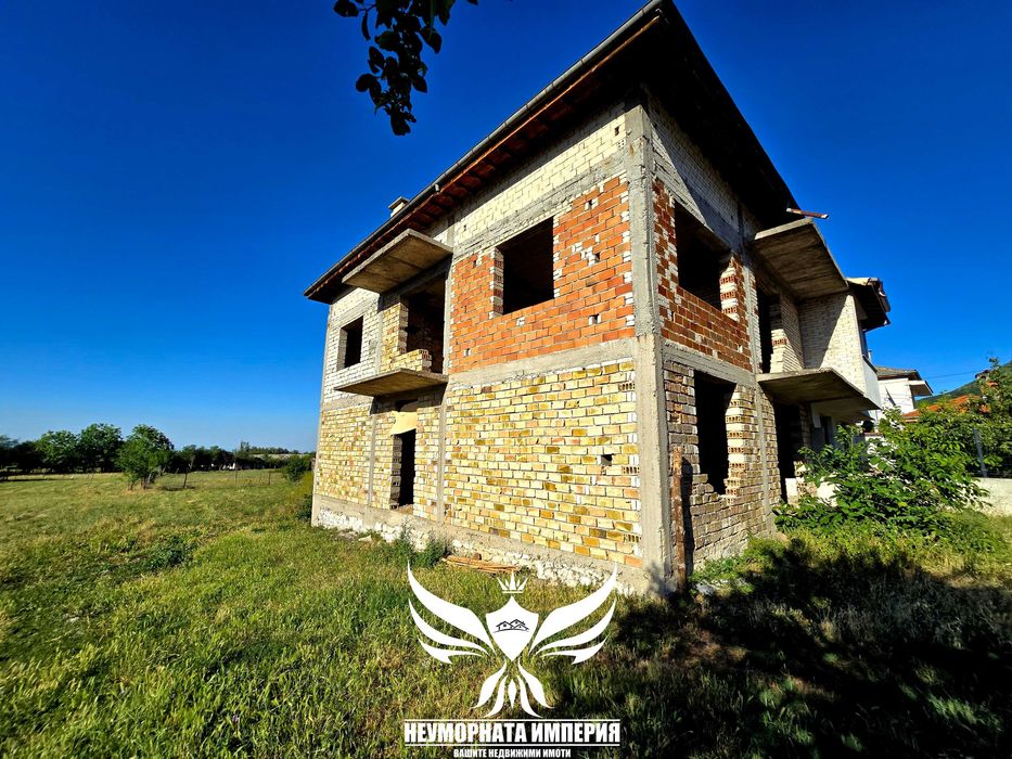 Продавам двуетажна къща 206РЗП и двор 525кв.м. с гараж в с.Тополово