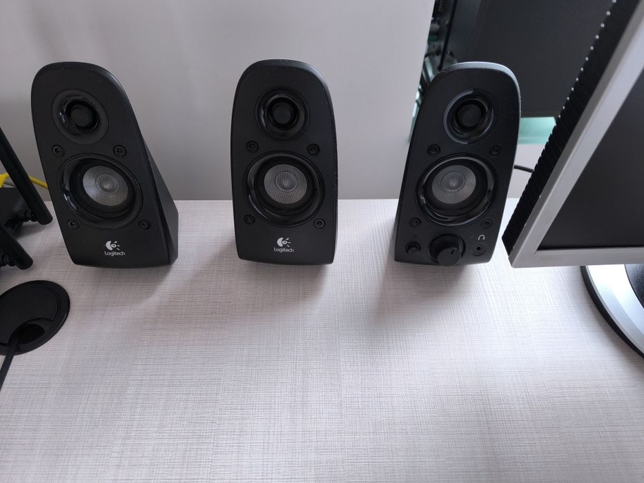 Компютър+монитор+колони за музика+инсталиран Уин. 11 Pro