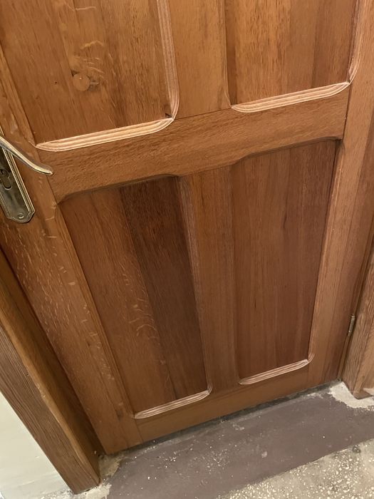 Usa apartament din stejar masiv