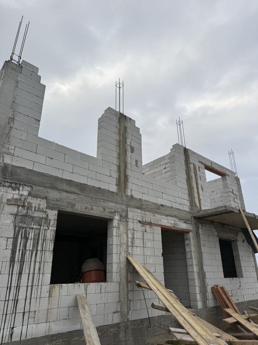 Construim case la rosu/gri/la gata