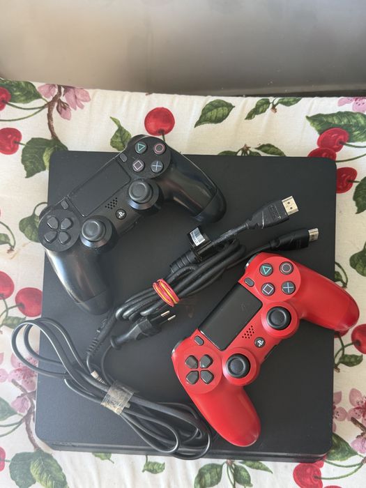 PS4 Slim 1 TB cu 2 Controller Originale perfect functionale cu cabluriile aferente