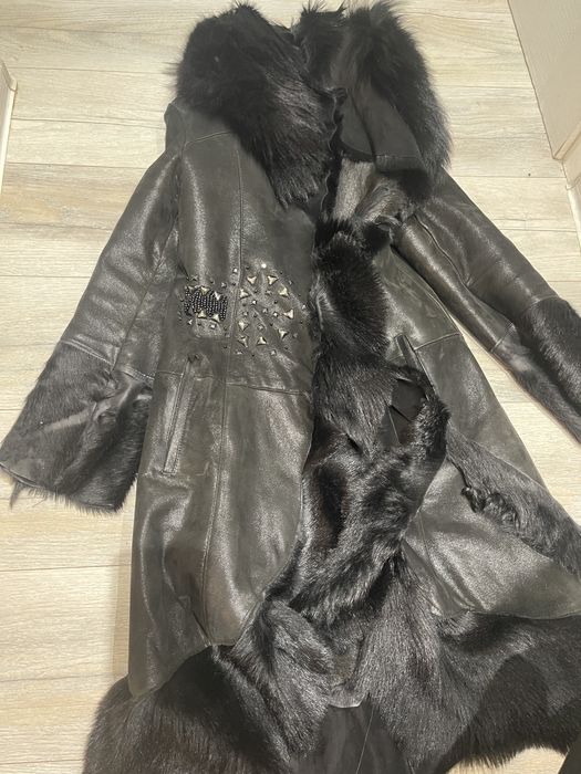 Ексклузивно дълго палто от естествена кожа с косъм и капси