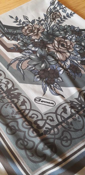 Цветен дамски шал