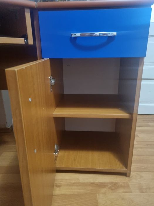 Birou de colț cu dulap, este dezasamblat, sa se poata lua usor.