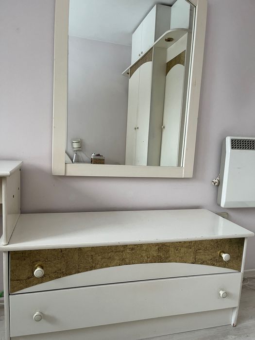 Тоалетка, скрин и огледало.