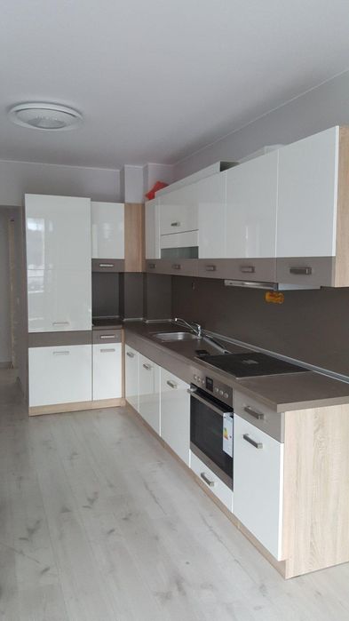 Дава се под наем Тристаен апартамент в Пловдив, Център - 103 кв.м за 700 € - Снимка #2