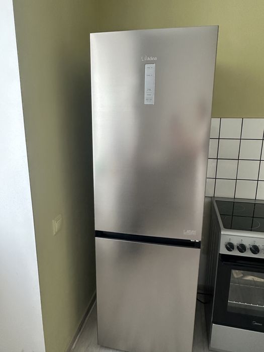 Продам Холодильник Midea MDRB470MGF