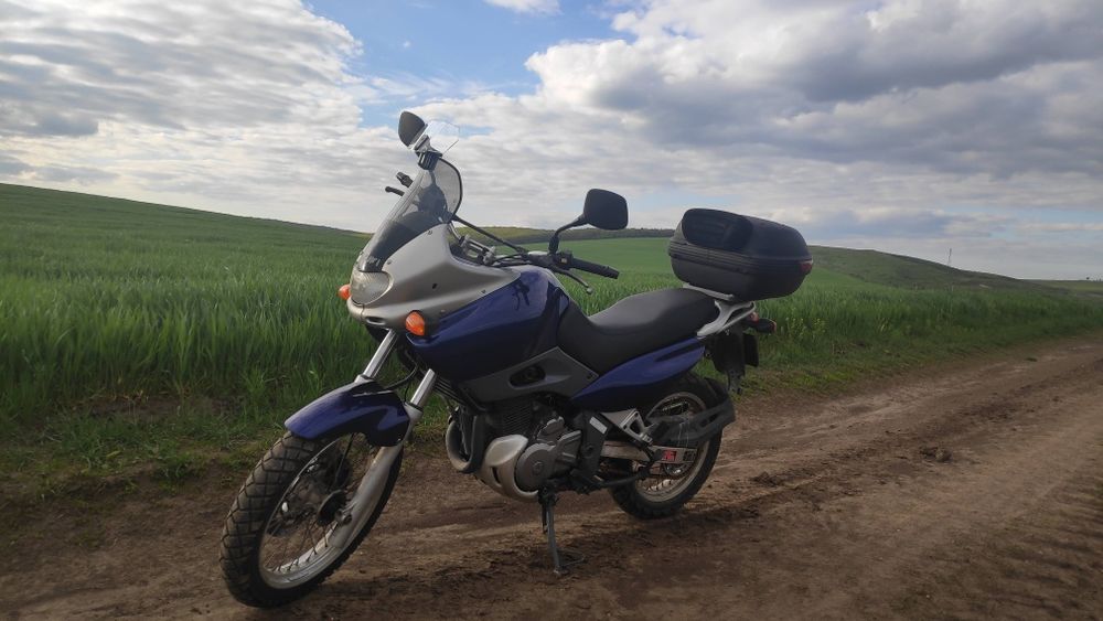 Motocicleta Suzuki Freewind XF 650